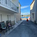 Mac Hulas By The Sea *