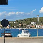 Mac Hulas By The Sea * Tisno