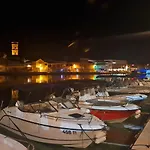 Mac Hulas By The Sea * Tisno