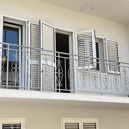 Mac Hulas By The Sea Tisno