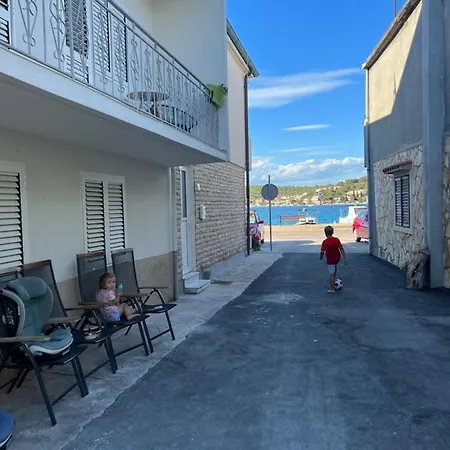 Mac Hulas By The Sea *