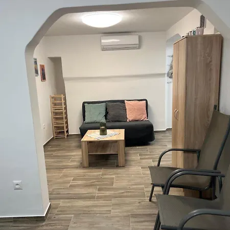 Mac Hulas By The Sea *