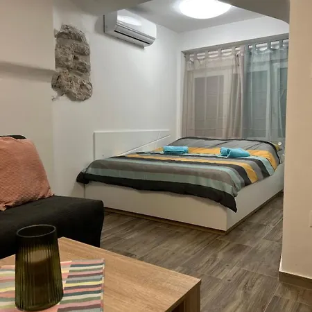 Mac Hulas By The Sea *