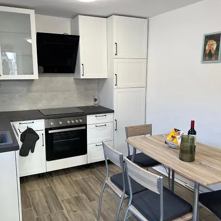 Mac Hulas By The Sea Tisno