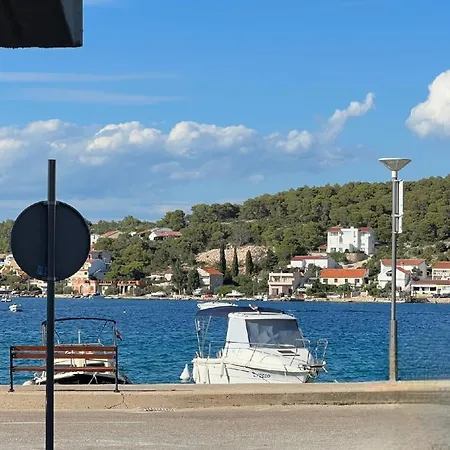 Mac Hulas By The Sea * Tisno