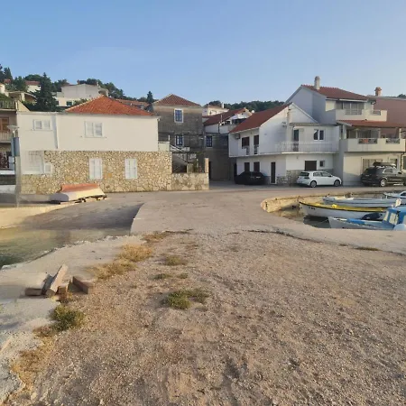 Mac Hulas By The Sea *