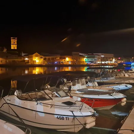 Mac Hulas By The Sea * Tisno