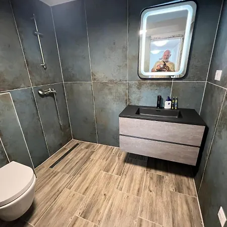 Mac Hulas By The Sea Tisno