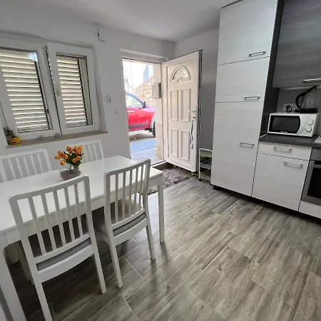Mac Hulas By The Sea Apartment Tisno
