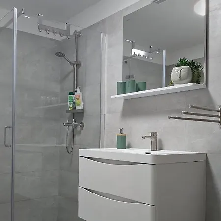 Mac Hulas By The Sea Tisno