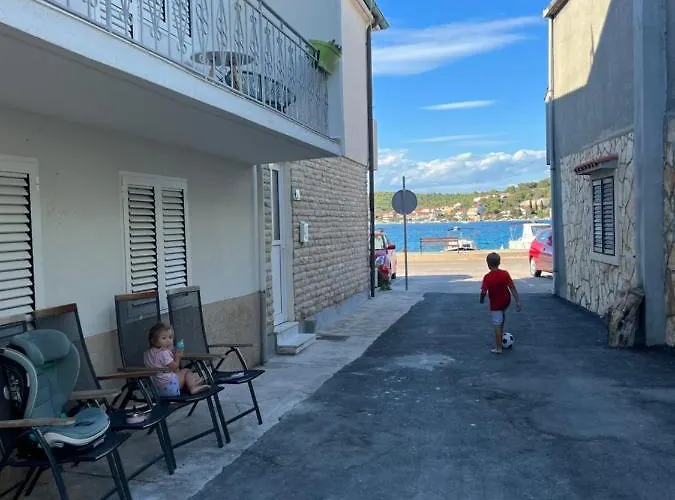 Mac Hulas By The Sea *