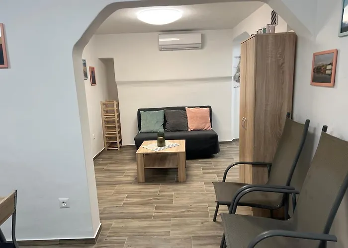 Mac Hulas By The Sea *