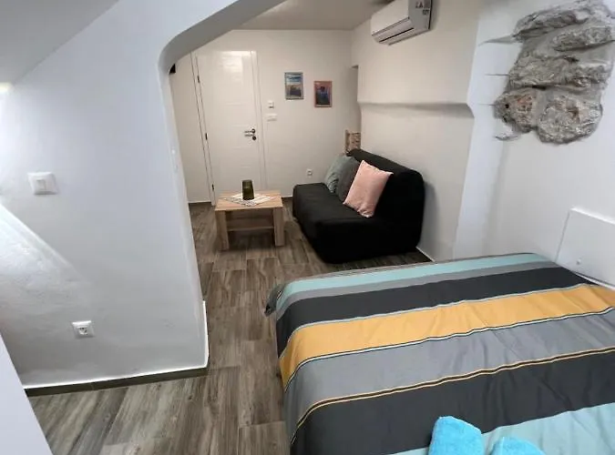 Mac Hulas By The Sea *