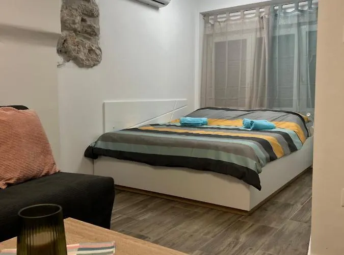 Mac Hulas By The Sea *