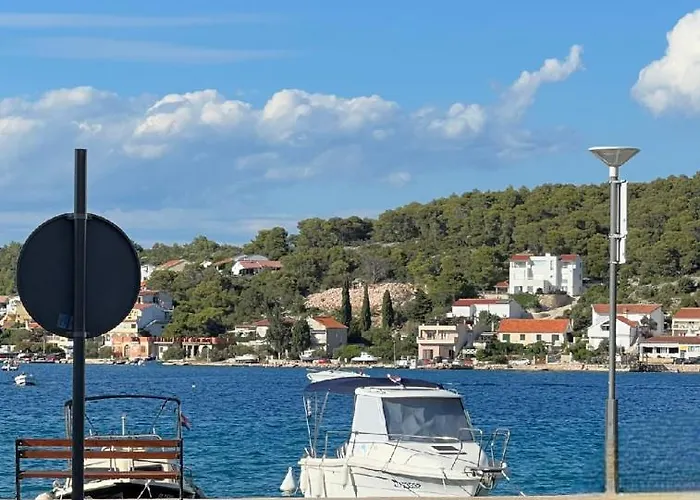 Mac Hulas By The Sea * Tisno