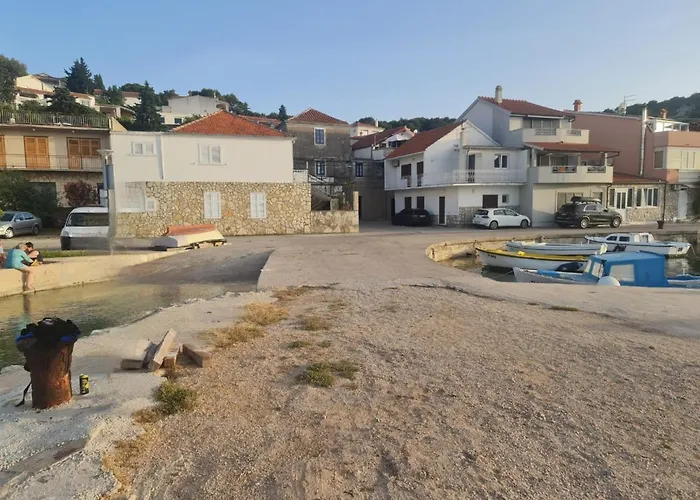 Mac Hulas By The Sea *