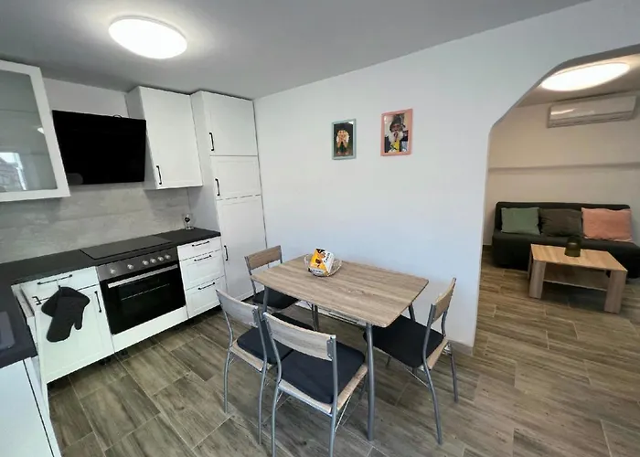 Mac Hulas By The Sea *