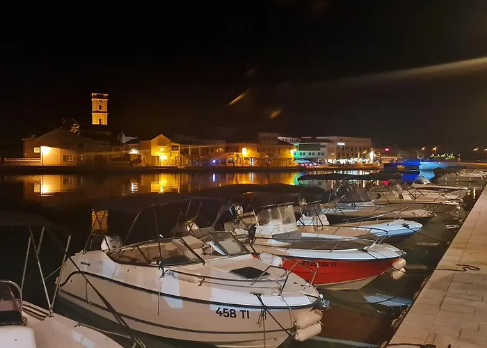 Mac Hulas By The Sea * Tisno