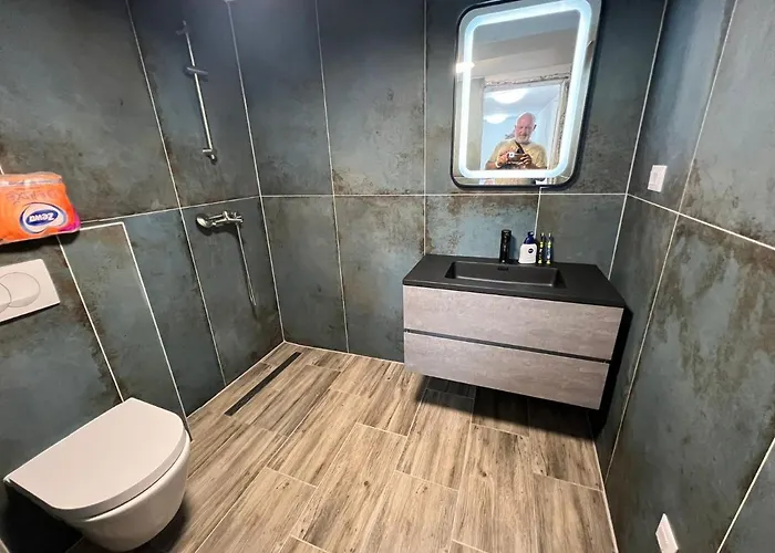 Mac Hulas By The Sea Tisno