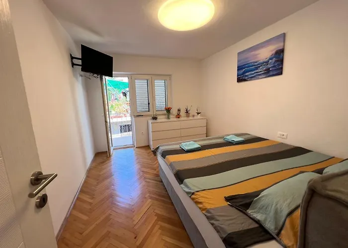 Mac Hulas By The Sea